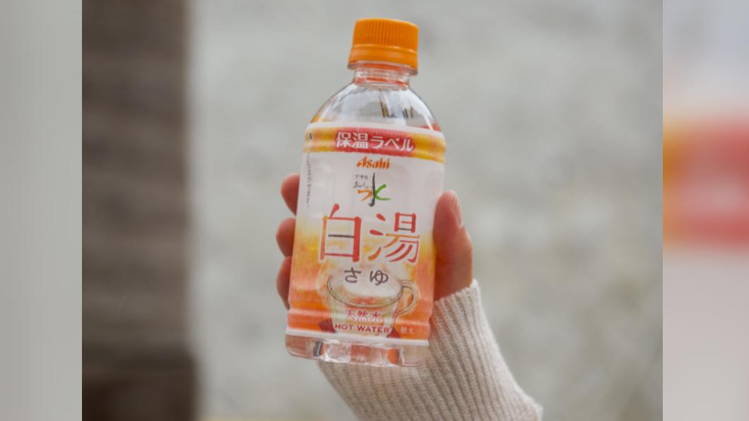 日本喝水習慣改變，許多年輕人開始喝熱開水。（圖／翻攝自X@asahiinryo_jp）