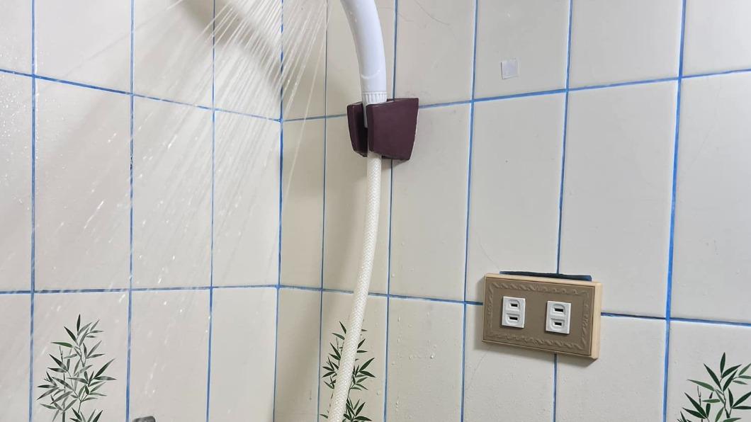 一名網友發現浴室蓮蓬頭下方有插座，讓他深怕洗澡會有危險。（圖／翻攝自「路上觀察學院」臉書）
