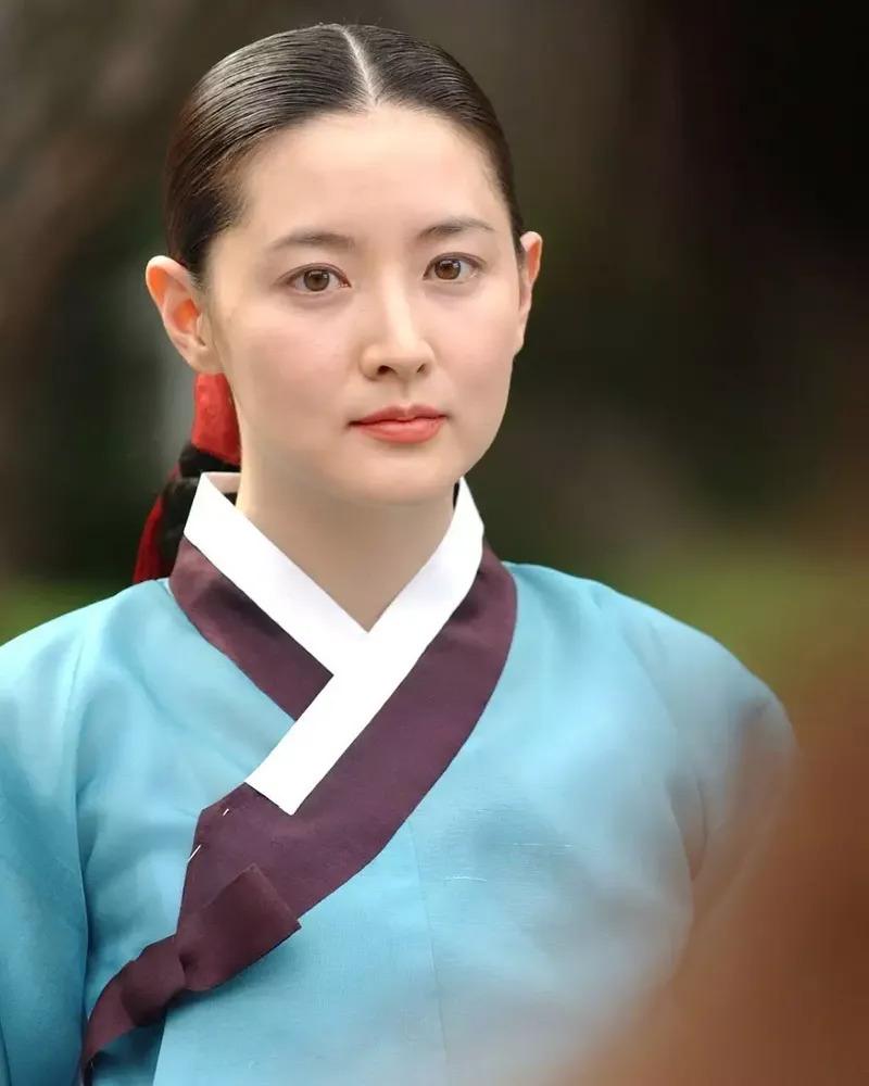 李英愛演出女醫徐長今。(圖/翻攝自臉書)