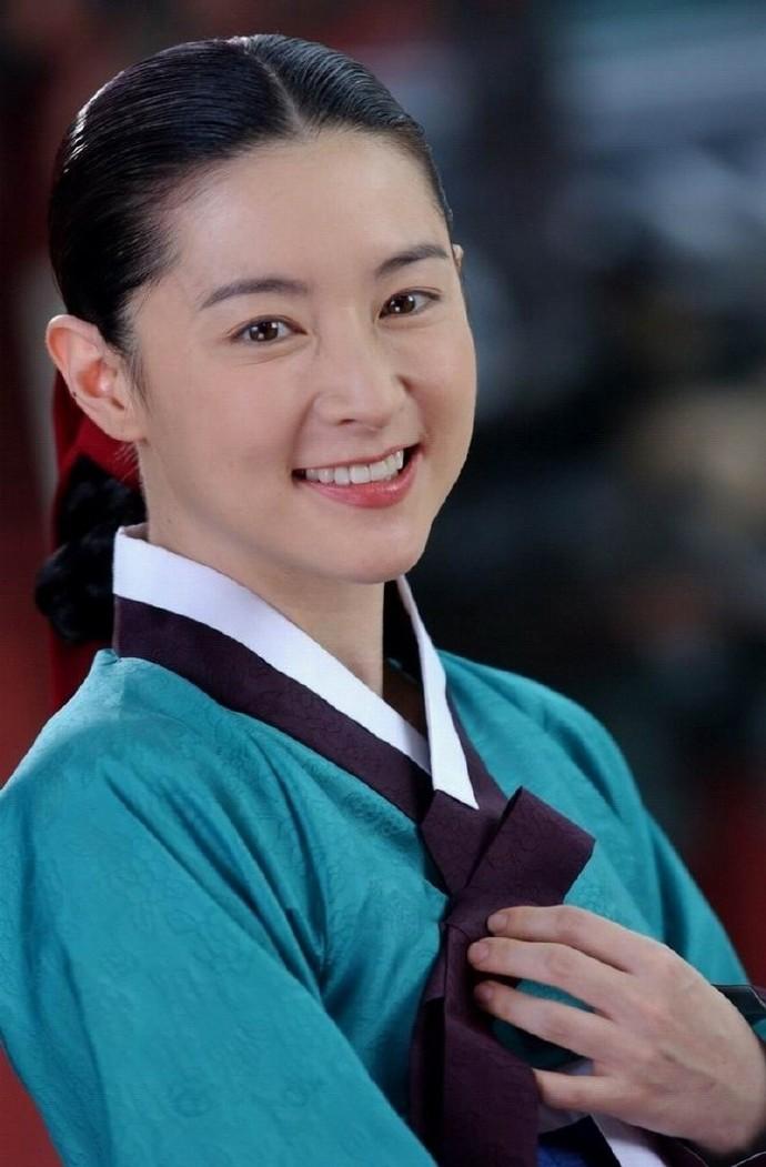 李英愛當年演出《大長今》暴紅。(圖/翻攝自臉書)