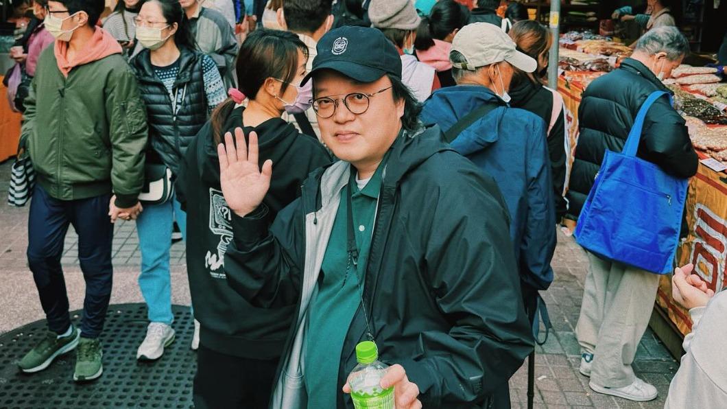 盧廣仲和樂手好友都穿綠色系，被不少粉絲虧說是穿情侶裝。（圖／翻攝自盧廣仲臉書）