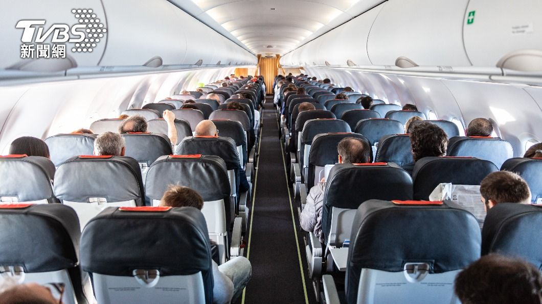 搭飛機多數人不喜歡坐在中間位置。（示意圖／shutterstock達志影像）