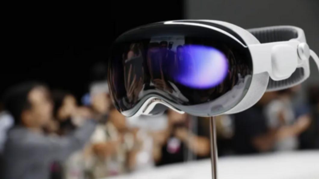 傳蘋果混合實境（MR）頭戴式裝置Vision Pro已售出逾20萬台。（圖／翻攝自《紐約郵報》）