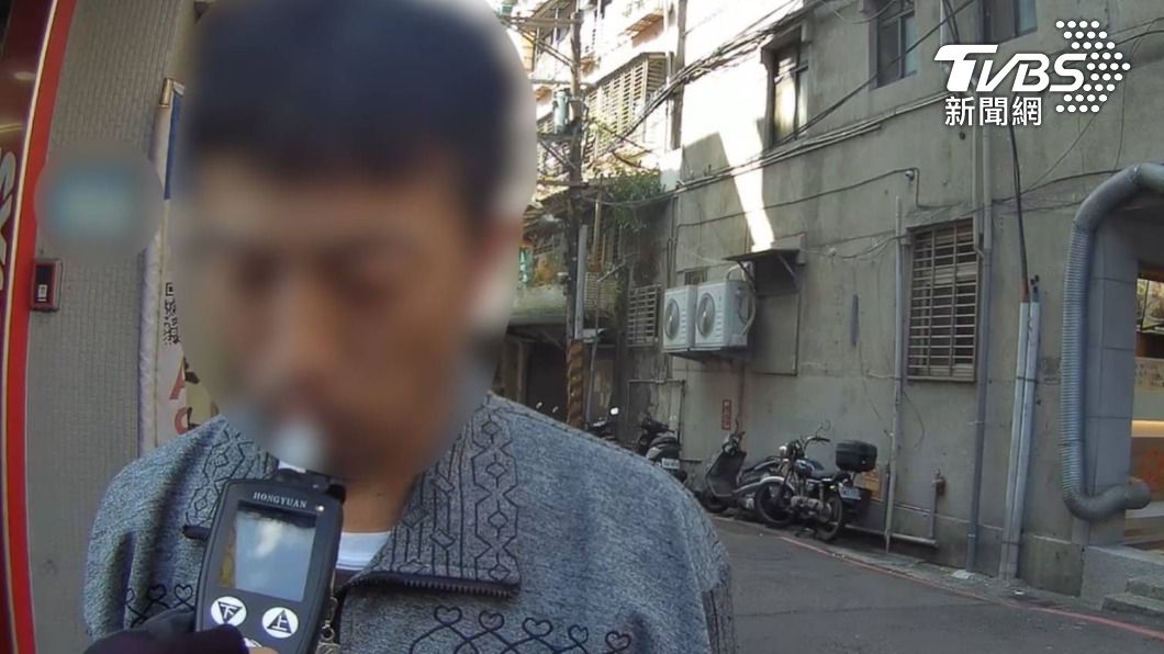男子清晨喝啤酒後於中午騎車外出，酒味退遭警方逮捕。（圖／TVBS）
