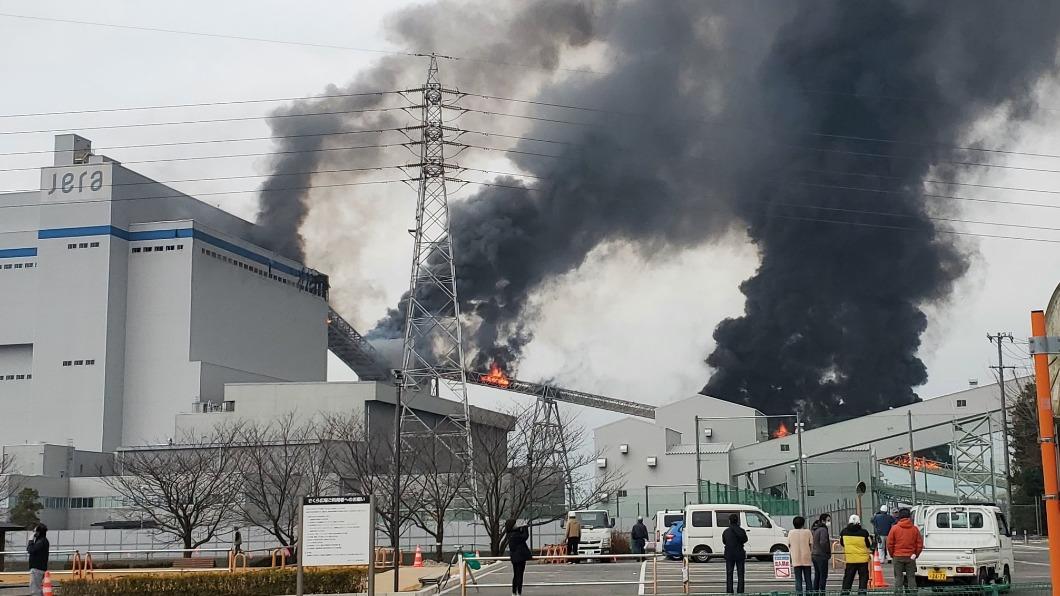 日本愛知縣的武豐火力發電廠疑似機組發生爆炸，建築物起火。（圖／翻攝自@Trainfo_Update推特）