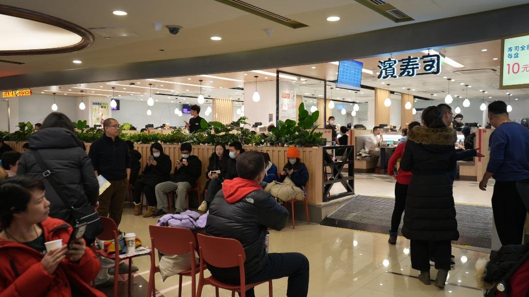 有推特網友拍下北京濱壽司店外排隊的人潮。（圖／翻攝自@boboyoru推特）