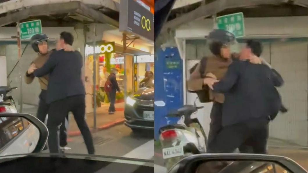 2男在延吉街上互毆。（圖／翻攝Facebook爆廢1公社）