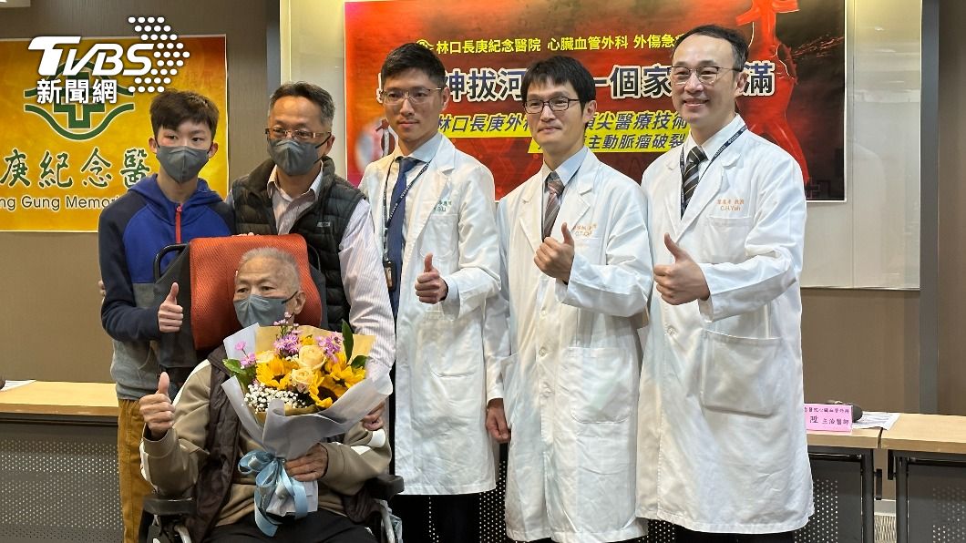 徐先生（左二）腹主動脈瘤破裂休克3次，長庚醫療團隊成功救回。（圖／許稚佳攝））
