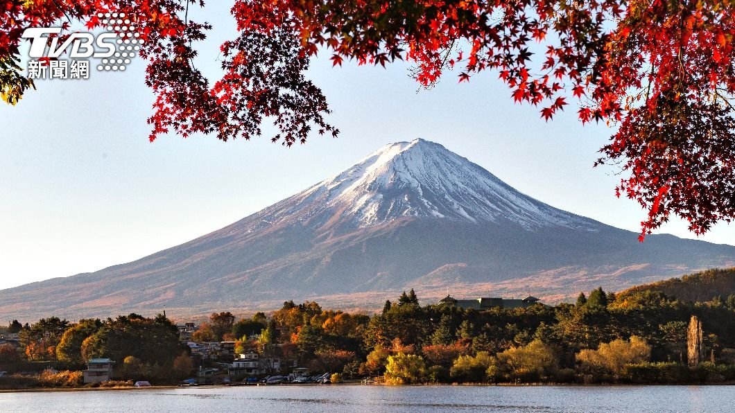 Mount Fuji to charge climbers NT$426 pass fee (Shutterstock) Mount Fuji to charge climbers NT$426 pass fee