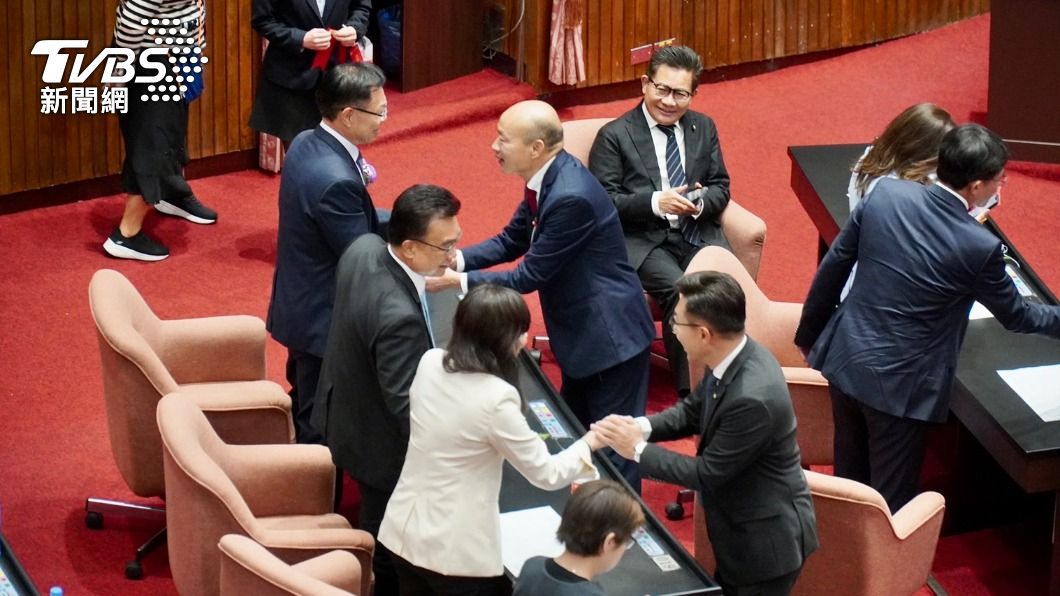 副院長投票前，韓國瑜、江啟臣向民眾黨立委致意。（圖／區國強攝）