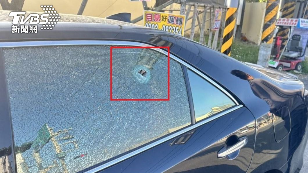 民眾的車窗被子彈貫穿。（圖／TVBS）