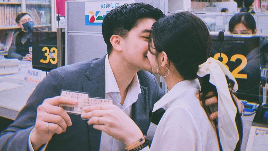 孫睿和老公登記結婚,更甜蜜接吻閃瞎全場。(圖/翻攝自孫睿臉書)