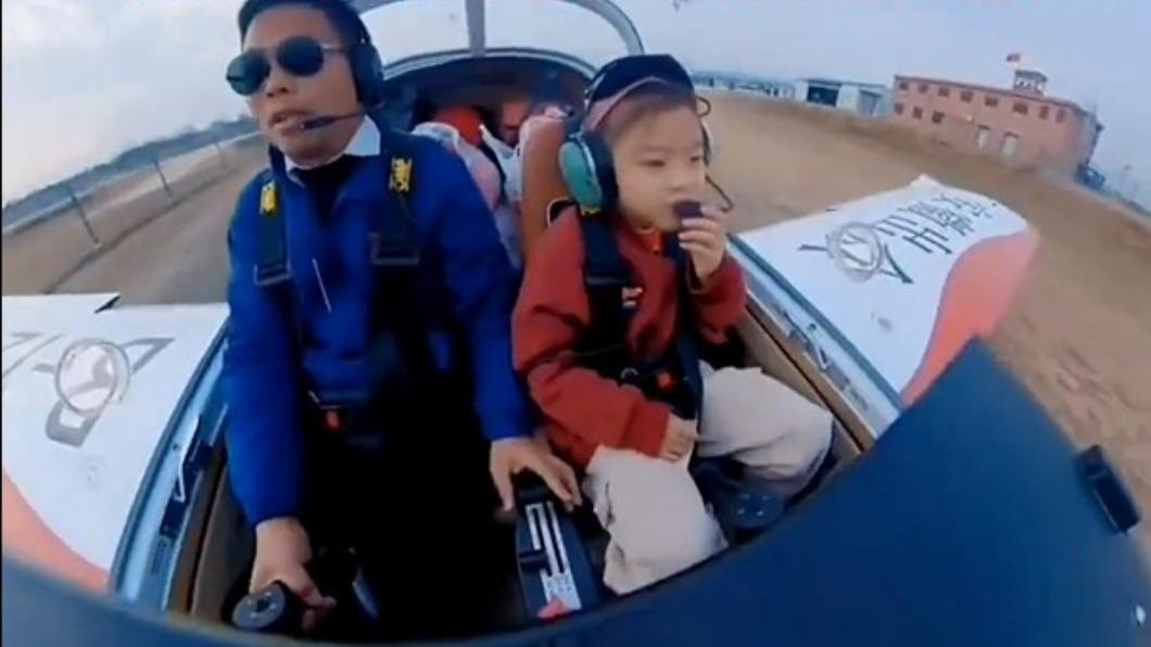 安徽王男開小飛機帶女兒回老家。（圖／翻攝自網易視頻）