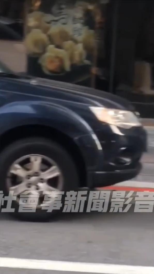 警車違停紅線。(圖/翻攝自社會事新聞影音)