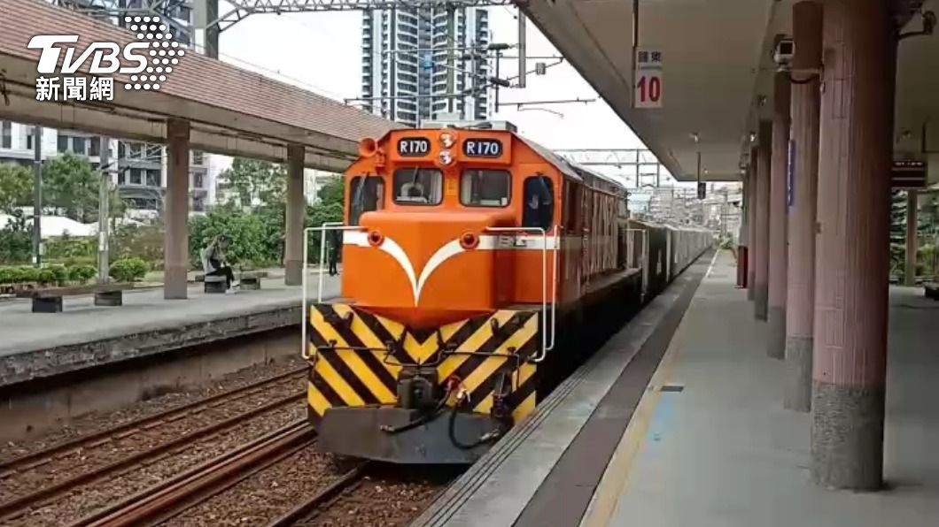 台鐵貨物列車撞上闖入軌道的老翁。（非當事車輛／TVBS）
