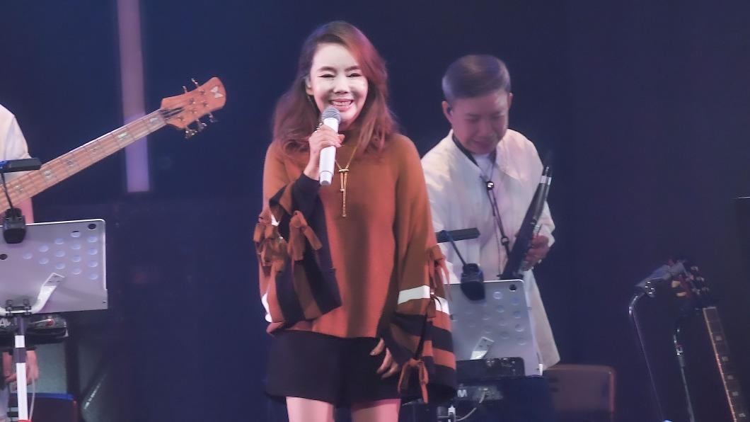 辛曉琪今首度在台北Legacy開唱，除帶來多首經典好歌，更和張國榮隔空對唱。（圖／寬宏藝術提供）