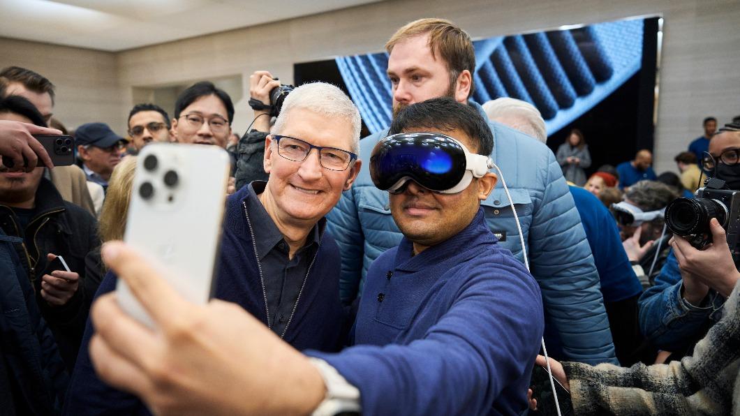 蘋果執行長庫克（左）與購買體驗 Apple Vision Pro的粉絲合影。（圖／APPLE官網提供）