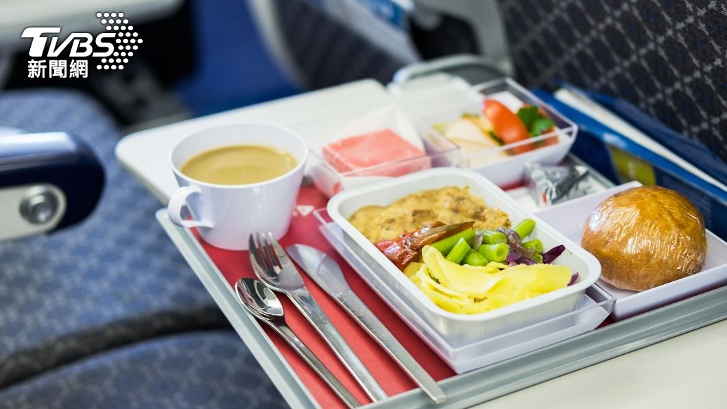 許多人搭機時都很期待餐點，也有空姐現身解答「能否多要一份」。（示意圖，與本事件無關／Shutterstock達志影像）