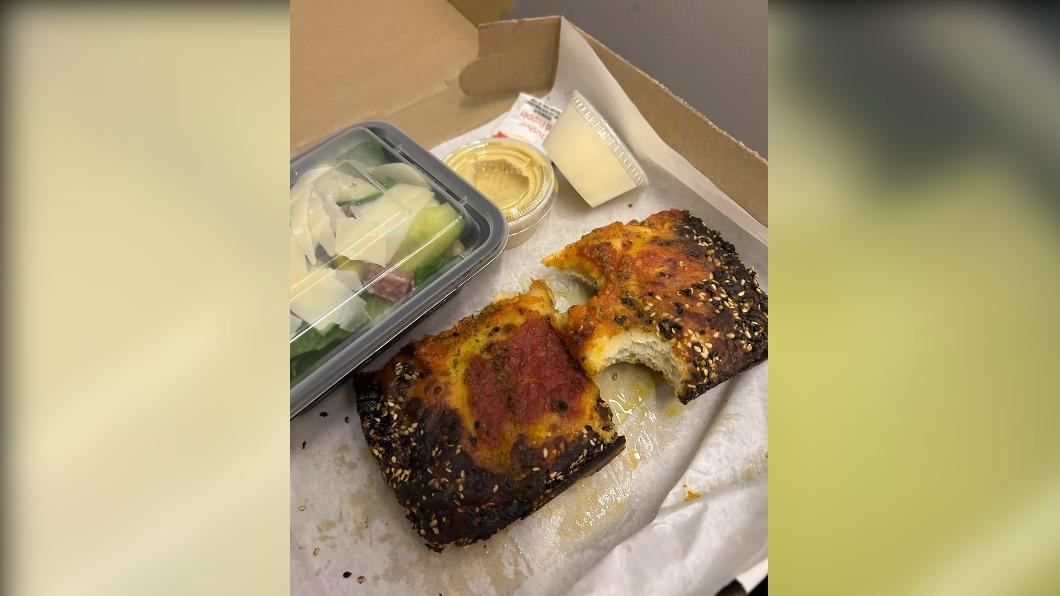 美媒記者曝光空軍一號上，所謂「底特律風味」披薩照片，遭大批網友吐槽。（圖／翻攝自推特@josh_wingrove）