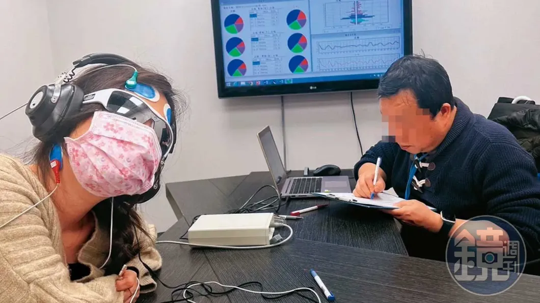 記者（左）體驗腦波能量儀，業者（右）保證使用後能改善各種身心問題。（圖／鏡週刊）