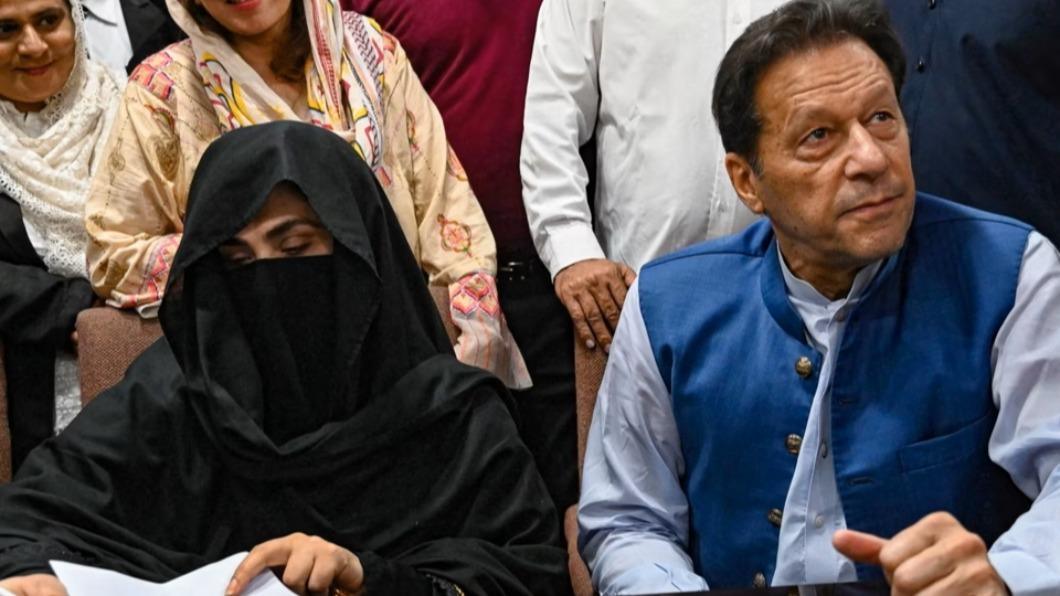 巴基斯坦前總理伊姆蘭汗夫婦，因婚姻時間違反伊斯蘭律法，遭判七年有期徒刑。（圖／翻攝自美國之音）