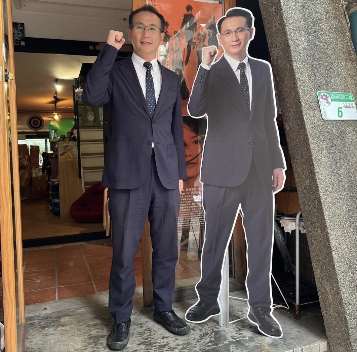 鄭運鵬與自己的立牌合照。（圖／翻攝自IG）