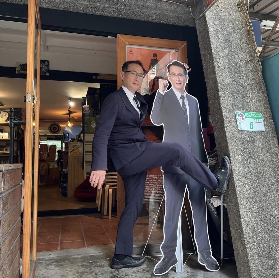 鄭運鵬與個人立牌互動。（圖／翻攝自IG）