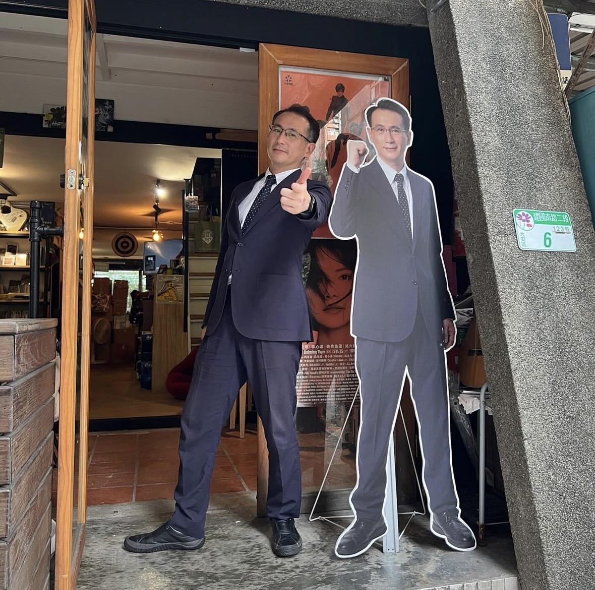 鄭運鵬與「替身使者」立牌大玩「JOJO立」。（圖／翻攝自IG）
