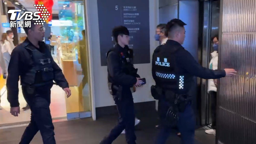 轄區警方前往酒店逐層搜索。（圖／TVBS）