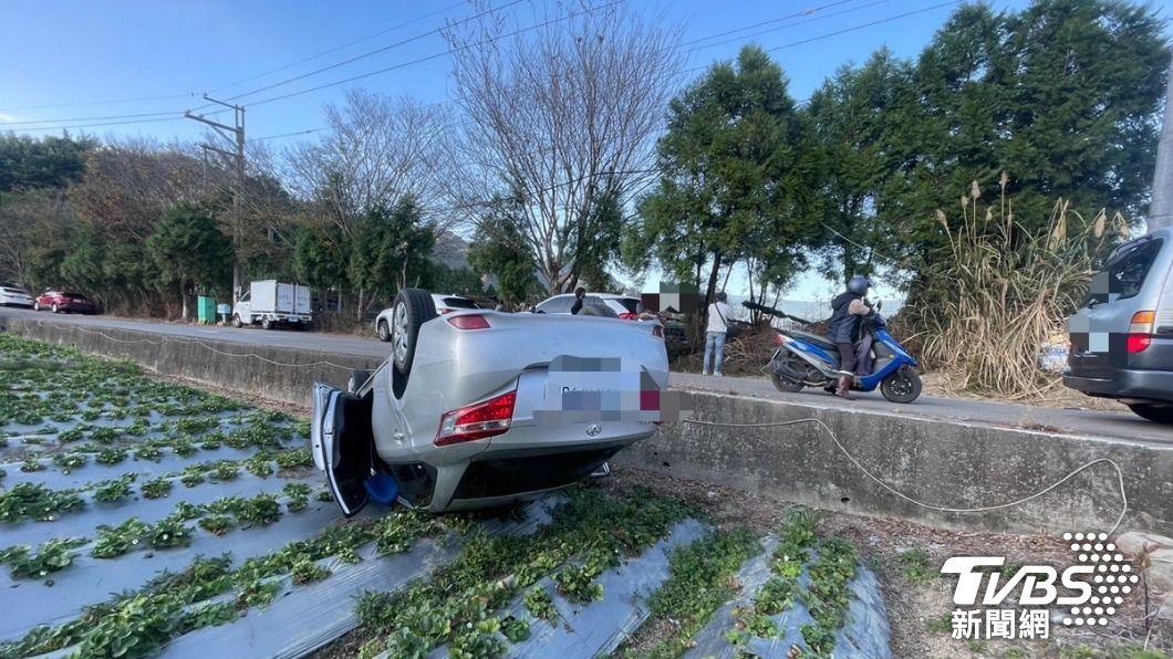 警方獲報到場後，劉男與乘客已自行脫困，所幸身上並未有受傷情形。（圖／TVBS）