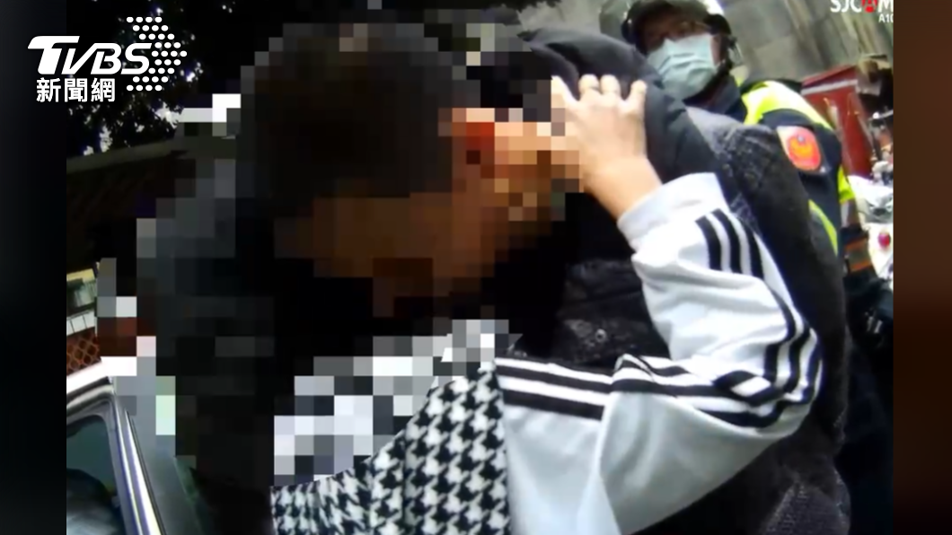 通緝犯遭警方逮捕後，女友難過落淚擁抱。（圖／TVBS）