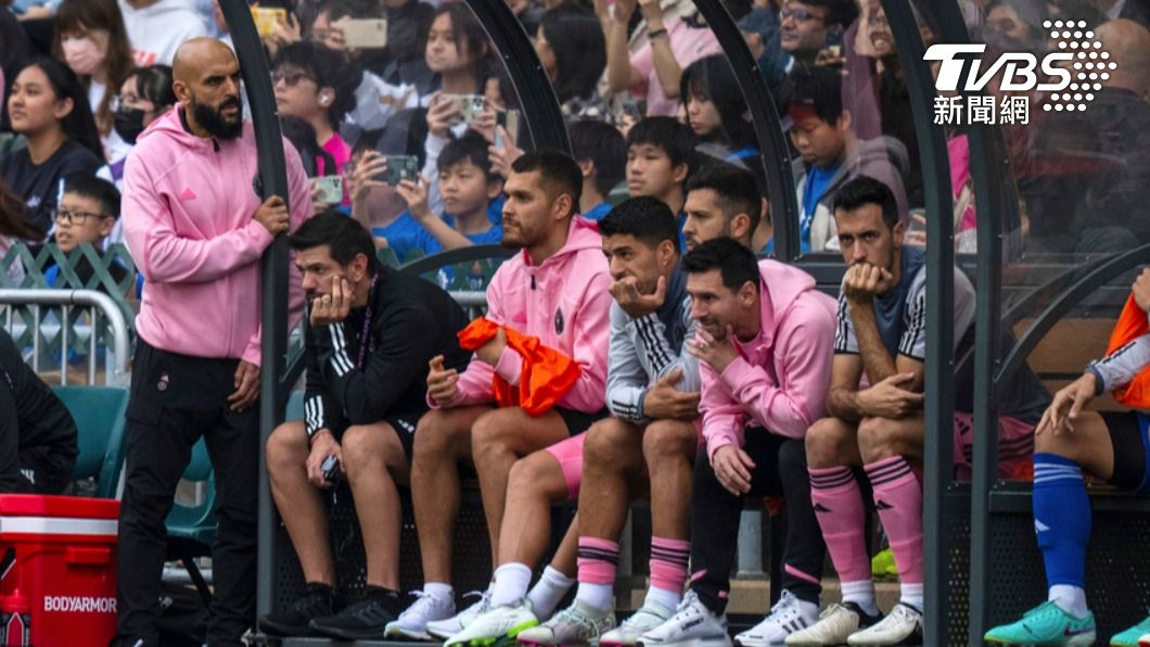 梅西全程坐在板凳未上場，香港大型體育活動事務委員會可能會因此扣減贊助款項。（圖／達志影像美聯社）