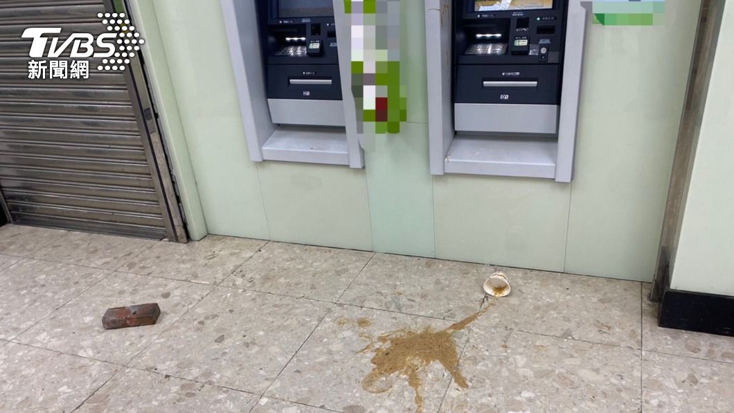 郵局ATM遭砸磚頭和麵線。（圖／TVBS）