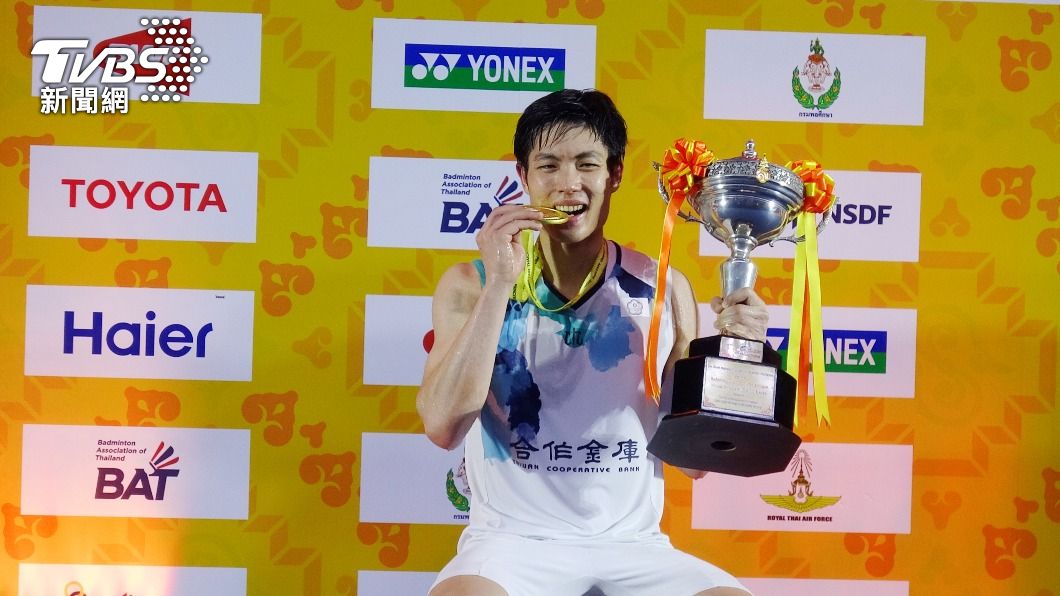 台灣羽球一哥周天成擊敗新加坡選手駱建佑，拿下泰國羽球大師賽冠軍。（圖／中央社）