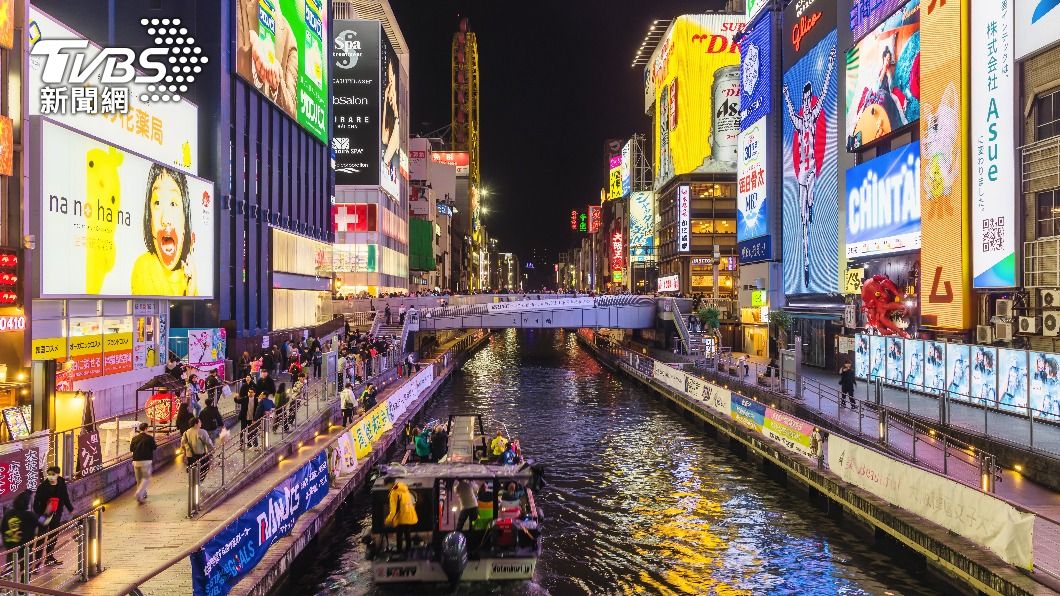 大阪的道頓堀川及沿街的商店是廣受許多國際遊客歡迎的景點。（示意圖／Shutterstock達志影像）