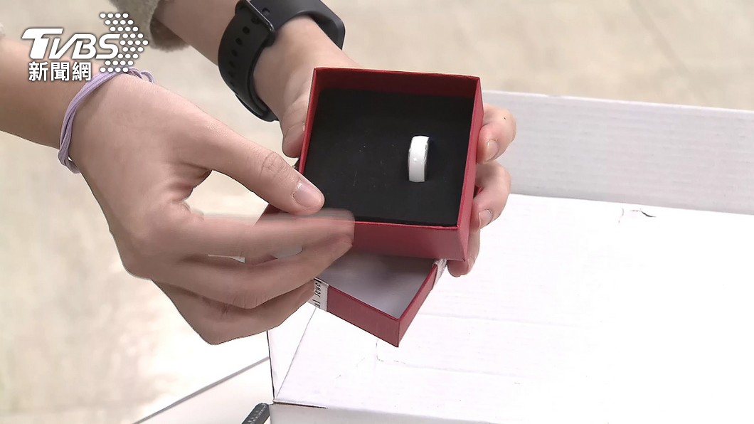 詐騙粉專販售的悠遊卡指環（圖／TVBS）