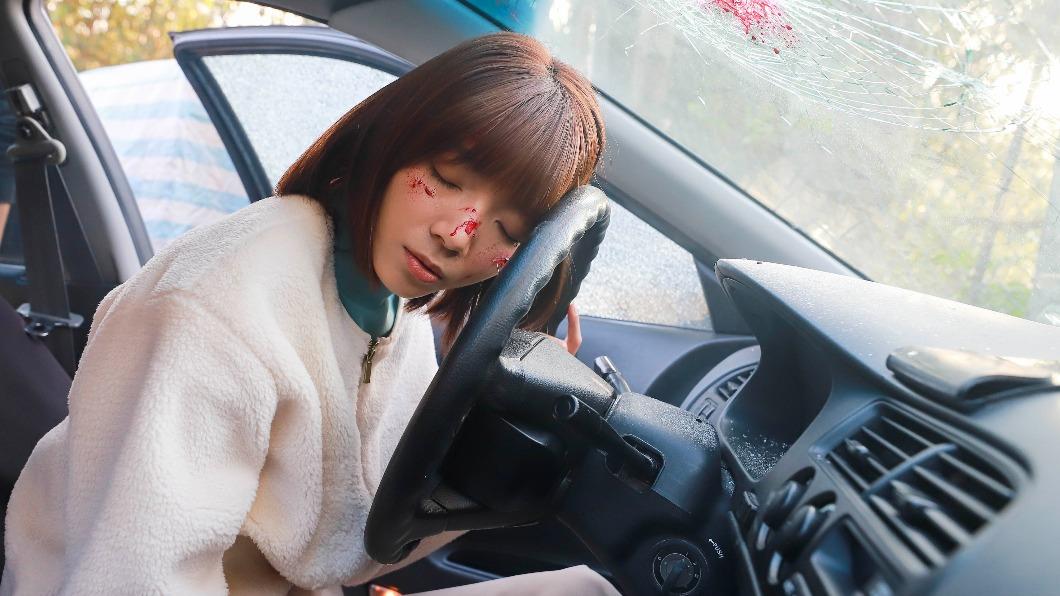 周宇柔在《愛的榮耀》原本想開車撞人，卻不慎自撞重傷。（圖／民視提供）