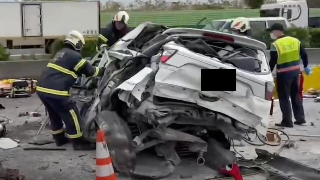 國道1員林段「7車連環撞」2車成廢鐵，釀1死1重傷。（圖／翻攝自記者爆料網）