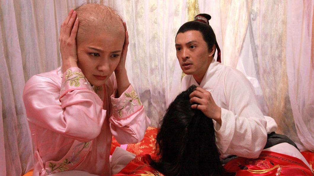 胡可為戲自毀形象演一個禿頭公主，右為富大龍。（圖／緯來育樂台）