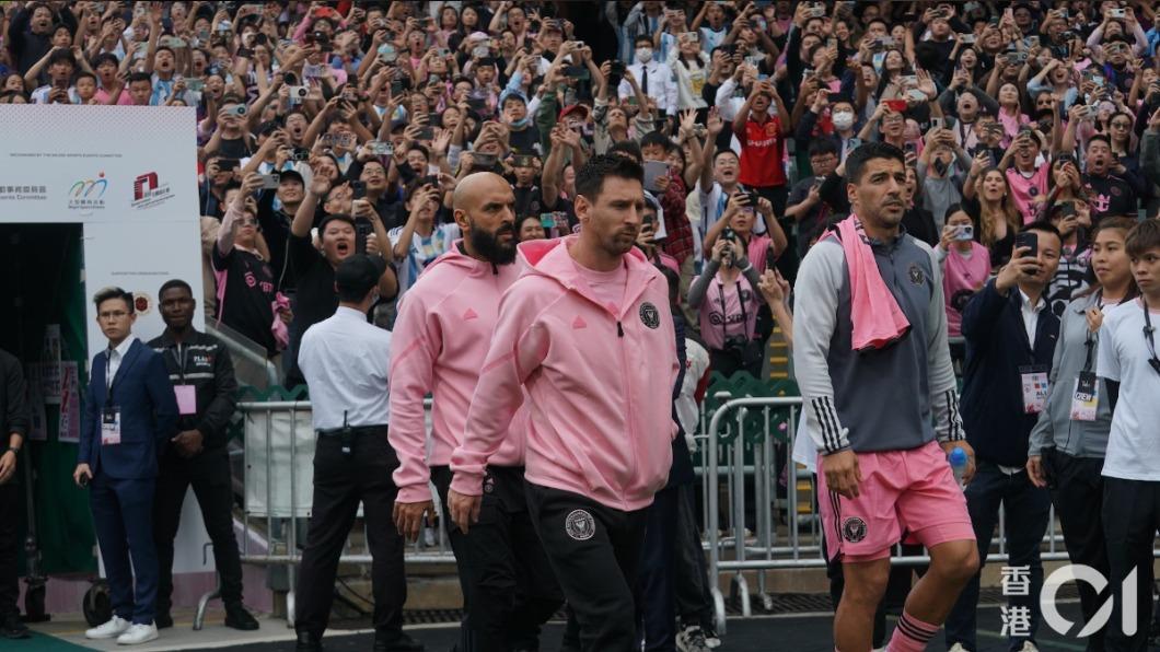 阿根廷足球天王梅西到香港參加友誼賽，但整場沒上場，讓4萬球迷氣炸。（圖／香港01）