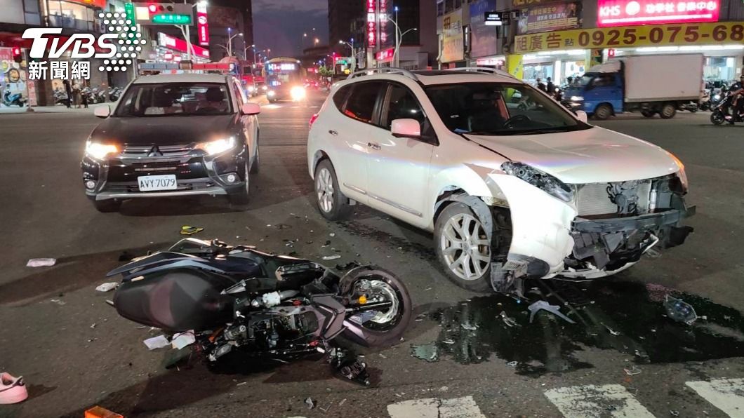 19歲小情侶騎車雙載不料被一輛右轉的轎車撞上。（圖／TVBS）