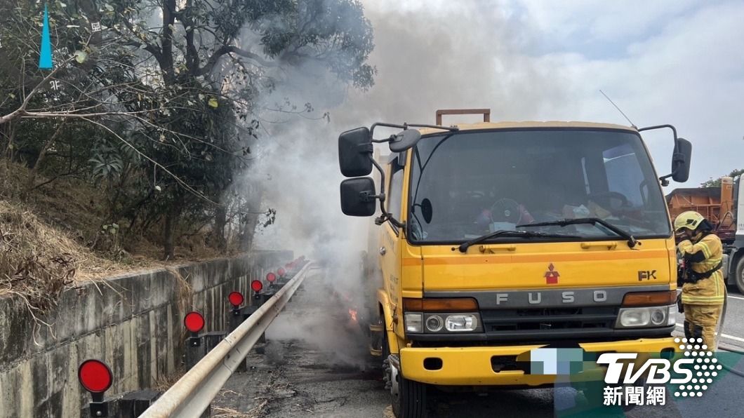 國道3號南向36K田寮路段一輛緩撞車因不明原因起火燃燒。（圖／TVBS）
