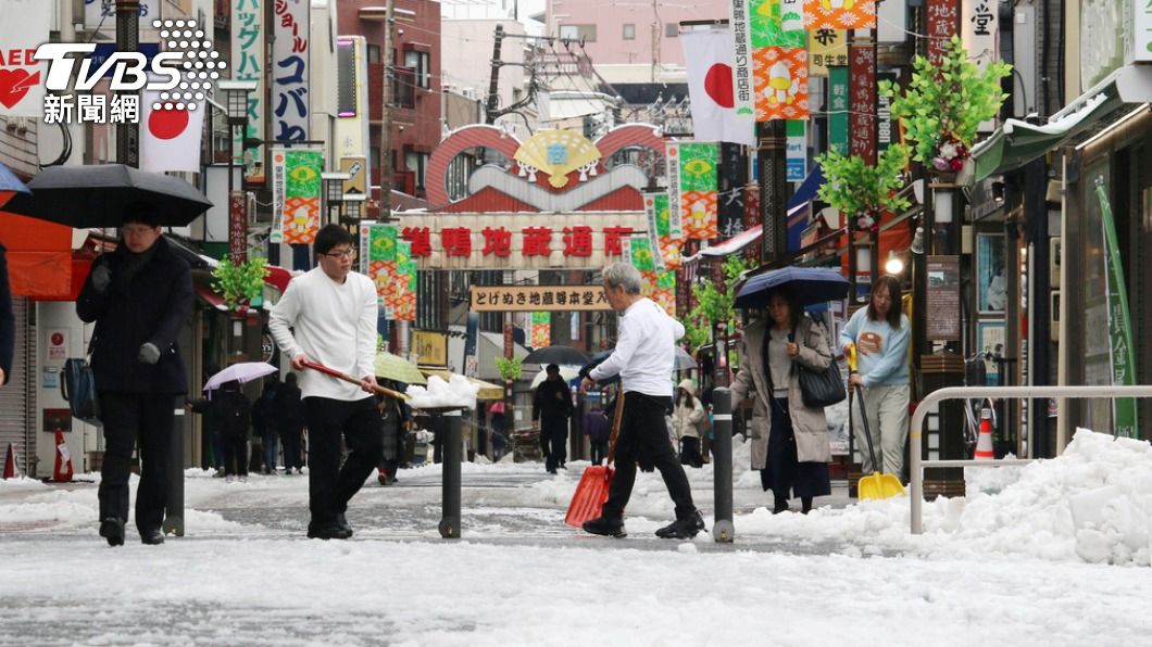 東京都豐島區，民眾正在剷雪。（圖／達志影像美聯社）