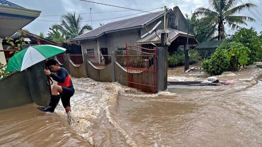 菲律賓南部5日受豪雨侵襲，逾81萬人受災情影響。（圖／翻攝自X@gulf_news）