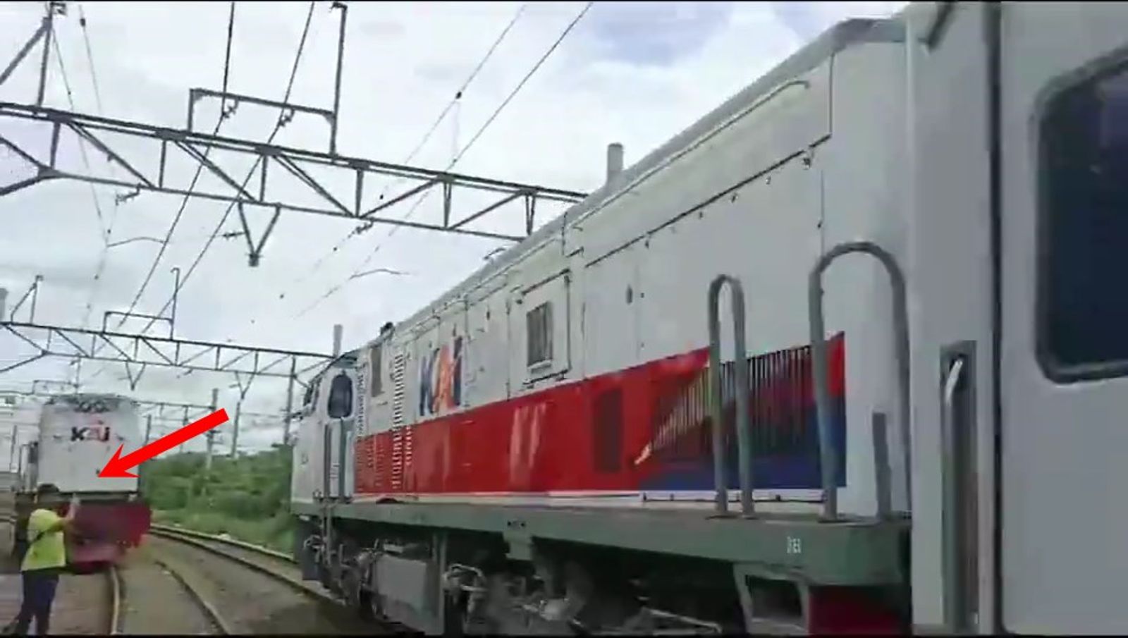 驚悚！鐵道迷YouTuber闖鐵軌拍火車被撞死，鏡頭錄下慘亡瞬間。（翻自畫面）