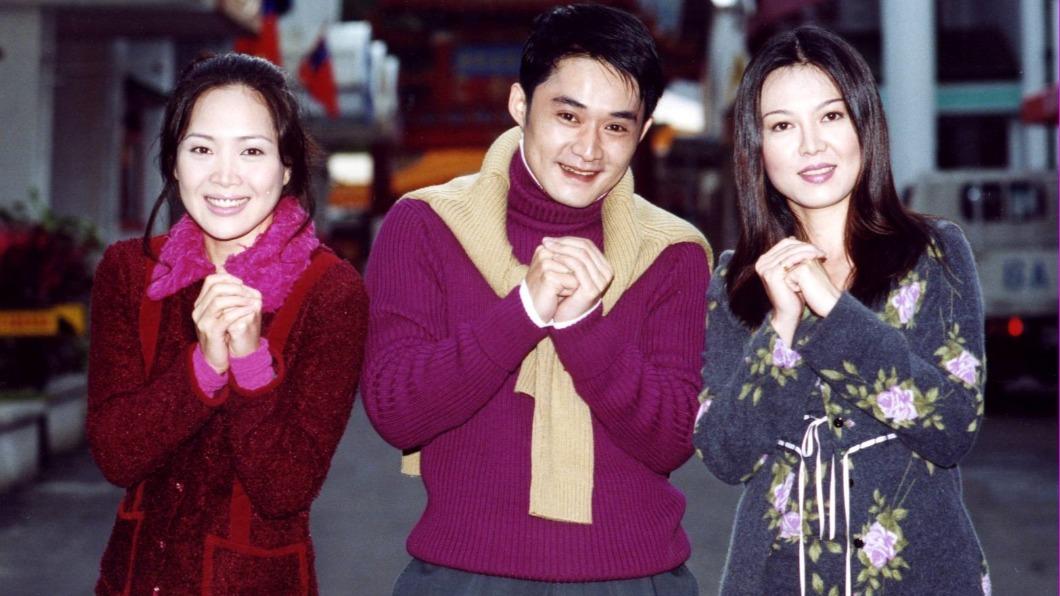 苗可麗（右起）、江國賓、林秀玲翻出23年前拍攝《台灣阿誠》時的賀年照。（圖／三立提供）