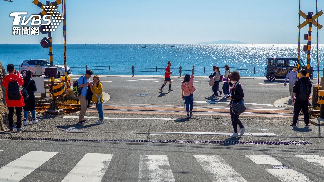 許多觀光客前往江之島電鐵的灌籃高手聖地朝聖，佔據道路、平交道，十分危險。（示意圖／Shutterstock達志影像）