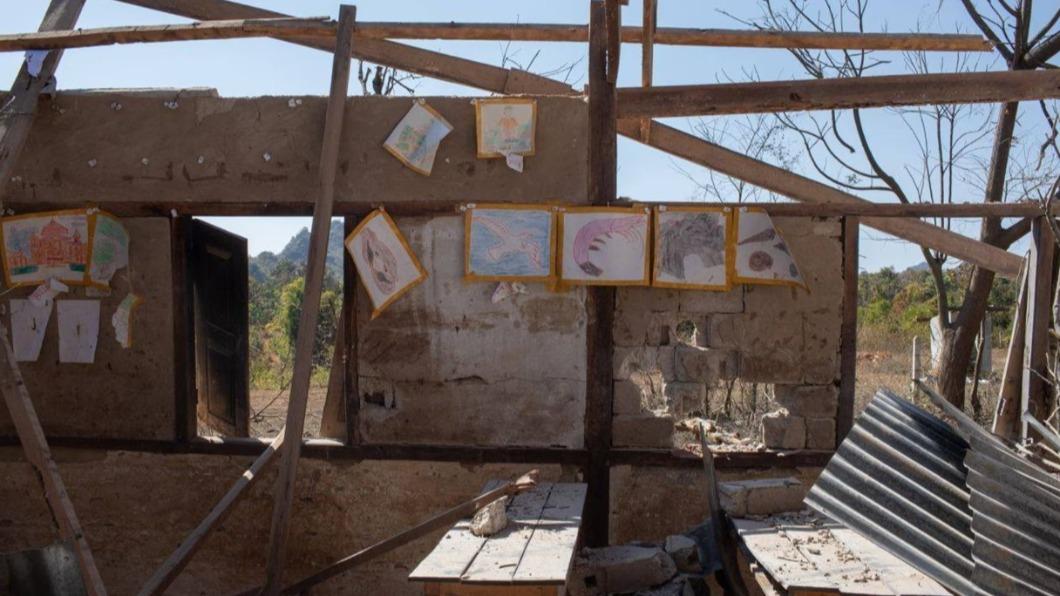 緬甸東南部有個村莊的學校遭到空襲。（圖／翻攝自The Guardian@Myo Satt Hla Thaw）