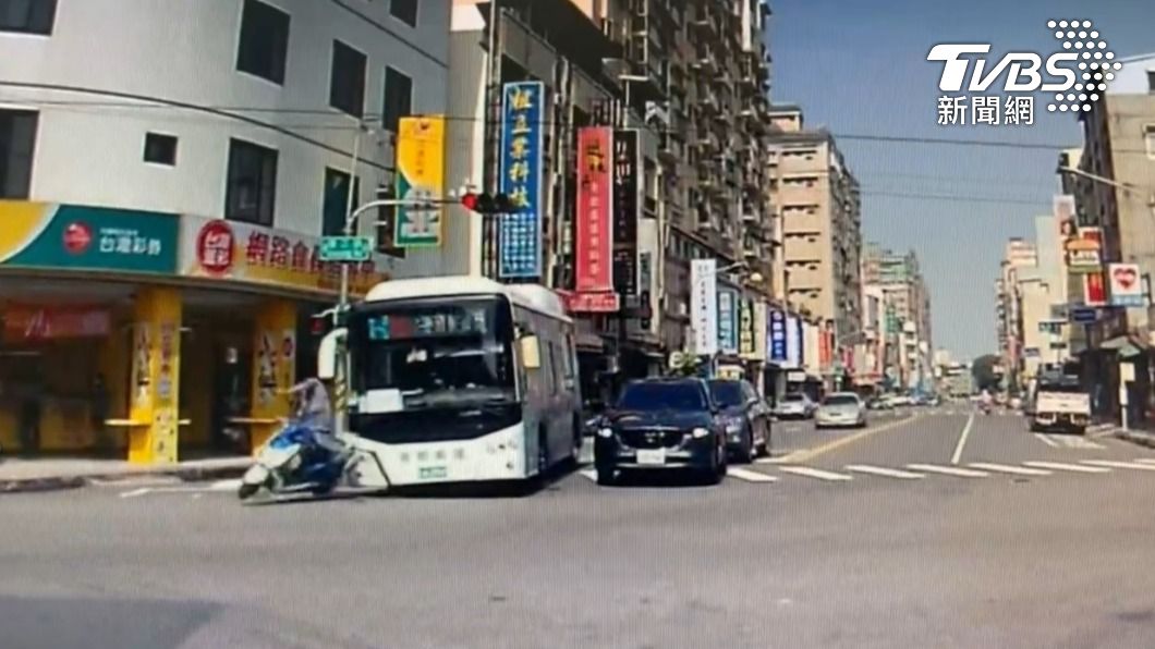 騎士停紅燈遭後方闖紅燈的公車司機撞上。（圖／TVBS）