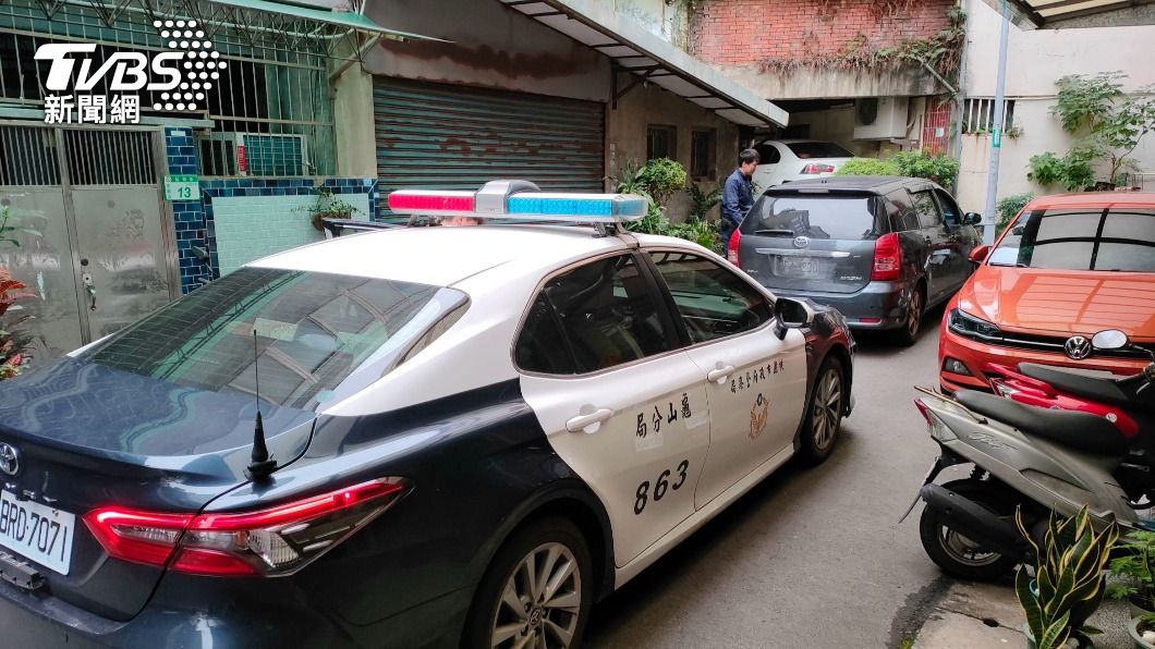 警方在死巷內逮捕嫌犯。（圖／TVBS）